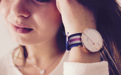 Junge Frau fühlt sich gestresst